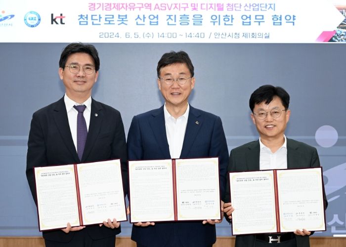 안산시 경제자유구역 추진에 KT 합류… 한양대와도 맞손(왼쪽부터 백동현 한양대학교 ERICA 부총장, 이민근 안산시장, 이성환 KT 서부법인본부장)
