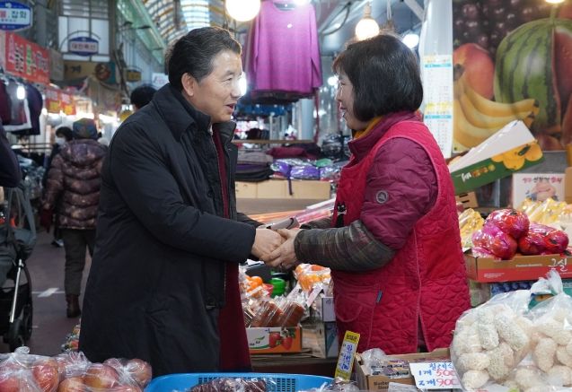 남성현 산림청장 중리전통시장 상인과 대화