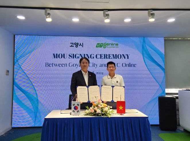 고양특례시-VTC온라인 업무협약식(이동환 고양특례시장(왼쪽), 르 비엣 호아 (Le viet hoa) VTC온라인 대표(오른쪽)