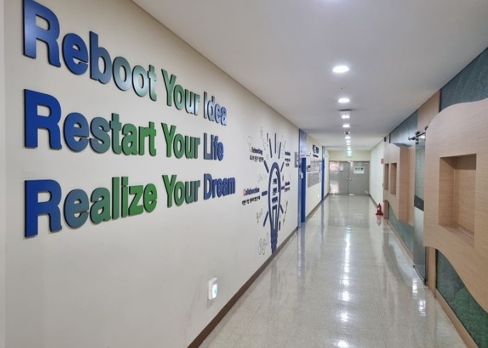 센터 건물 외관사진