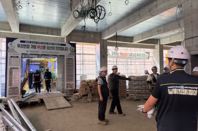 광명시 노동안전지킴이가 광명시 내 산업현장에서 안전수칙 준수 여부를 점검하는 등 산업재해 예방 활동을 진행하고 있다.