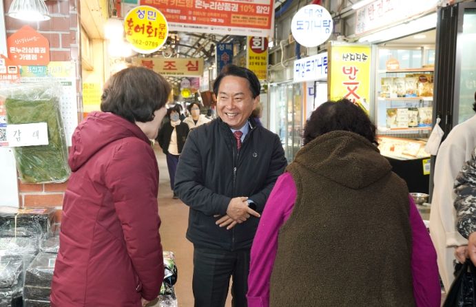 서대문구 천연동에 소재한 독립문영천시장이 최근 중소벤처기업부가 주관한 ‘문화관광형시장 육성사업’ 공모에서 선정됐다. 사진은 이성헌 구청장이 이곳 시장을 찾아 상인들과 대화하는 모습.