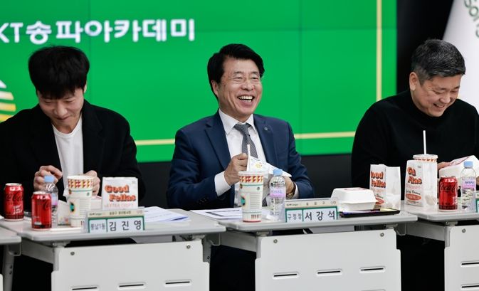 서강석 송파구청장, 청년봉사회와 ‘햄버거 오찬’…“청년층 현장 목소리 경청”