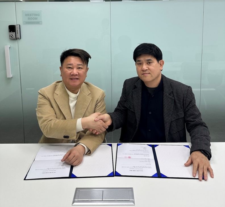왼쪽 브이엠에스코리아 박가람 대표이사와 오른쪽 오토스원 이규민 대표이사